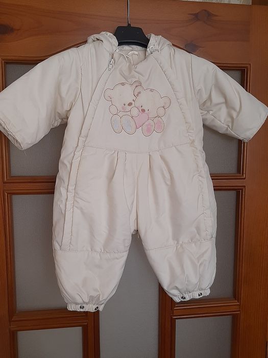 Комбинезон на девочку молочного и розового цвета