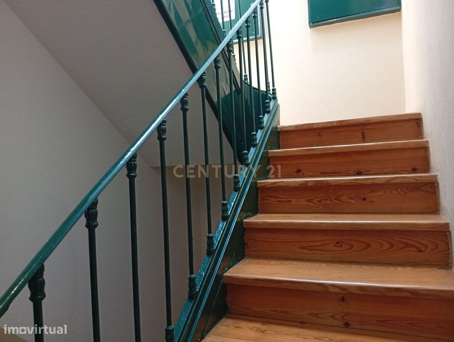 Apartamento para remodelação total situado na zona oriental (a 10m a p