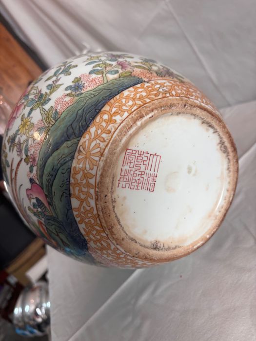 Marca Qianlong  Pote em porcelana chinesa do Século XIX, com as armas reais de Dom João V e Dona Mariana de Áustria