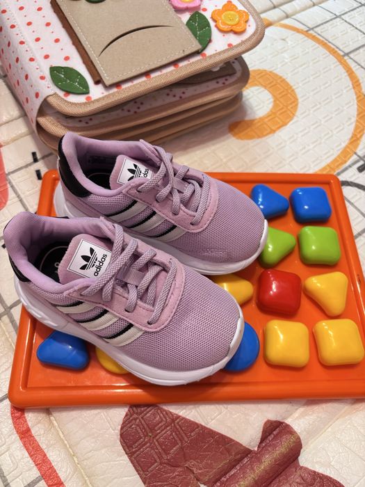 Оригінальні дитячі кросівки Adidas для дівчинки, бузкові
