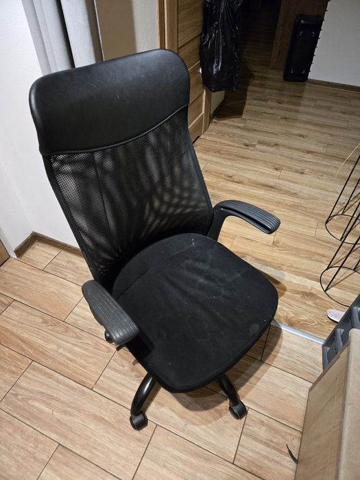 Fotel obrotowy czarny