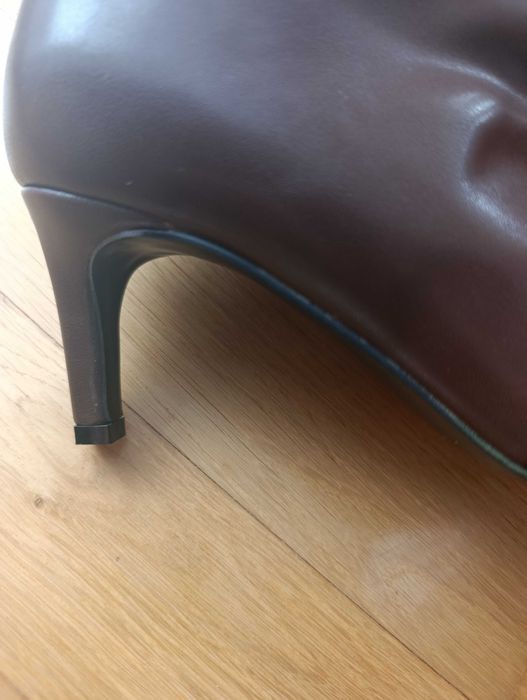 Krótkie kozaki damskie z szerszą cholewką brązowe r 37