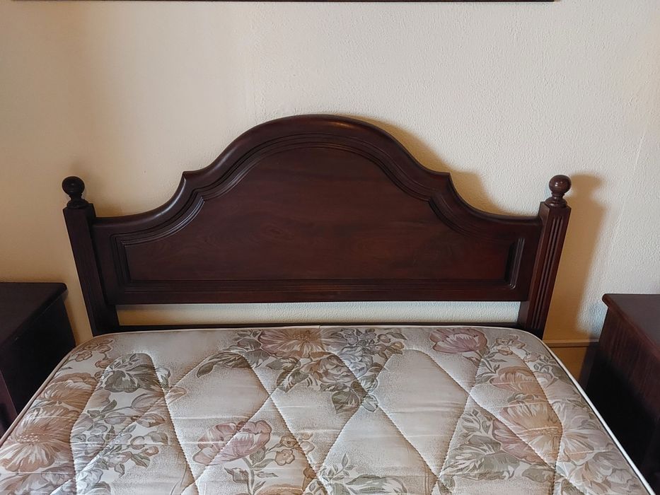 Cama casal madeira maciça de castanho