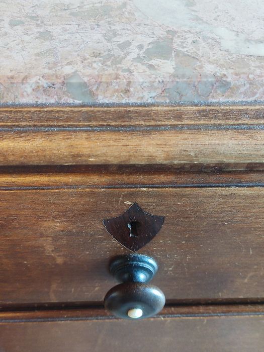 Cómoda e mesa de cabeceira