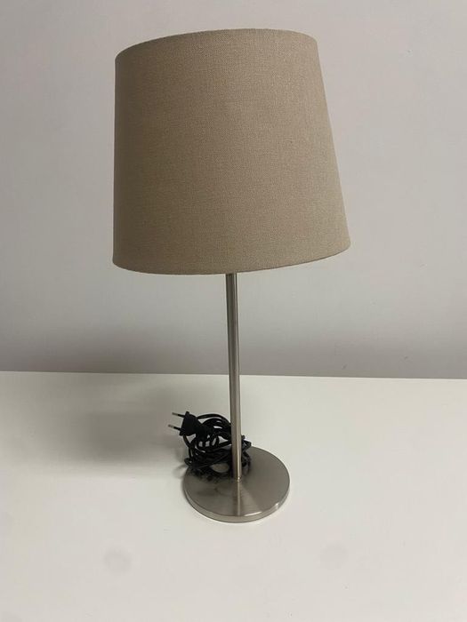 Candeeiro decorativo pé em inox e abajur bege