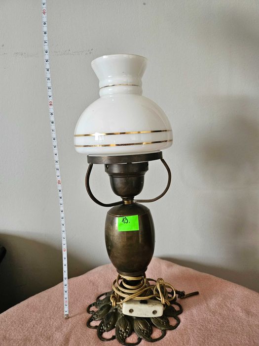 Stara lampa naftowa z kloszem i przyłączem elektrycznym