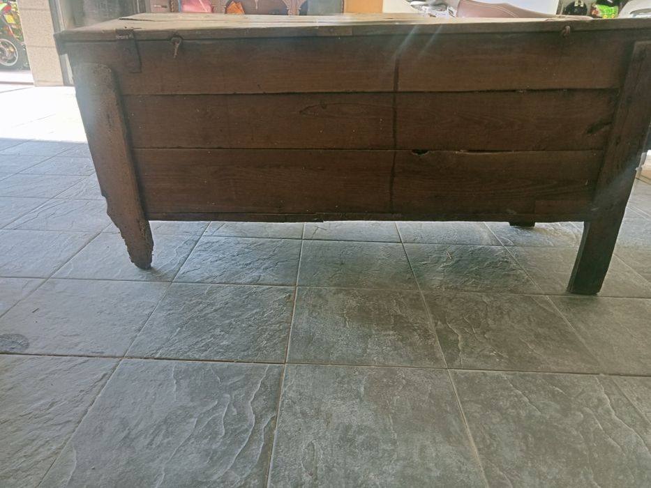 Arca  antiga para restauro  de madeira centenária