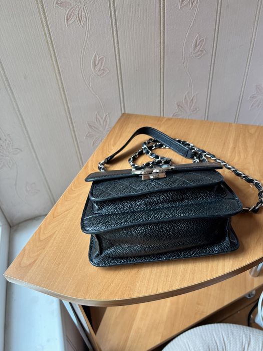 Кожаная маленькая сумочка Chanel с номером