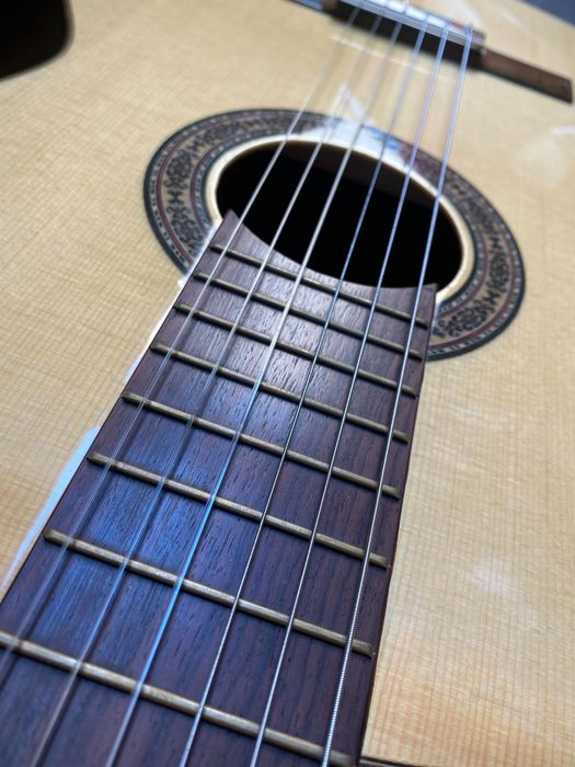 Guitarra clássica APC ANTÓNIO CARVALHOcompletament nova ofereço estojo