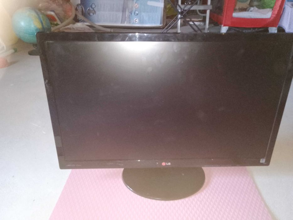 Komputer z monitorem