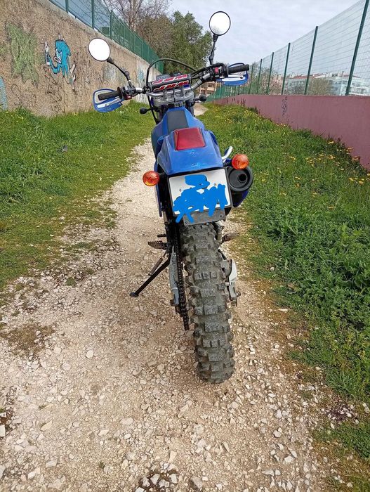 Moto de Enduro ágil e leve