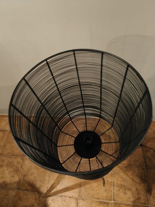 Candeeiro de pé alto estilo industrial