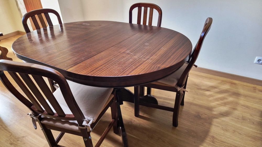 Mesa de Sala de Jantar em madeira maciça com 4 Cadeiras