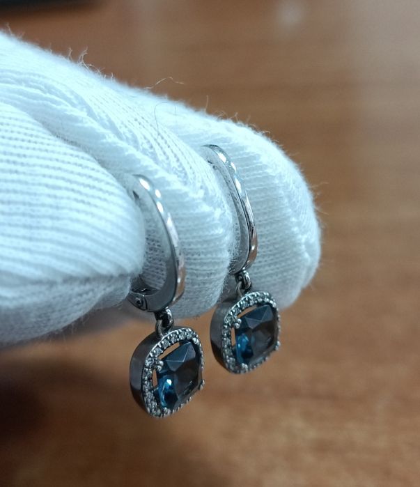 Золоті сережки з діамантами та топазом