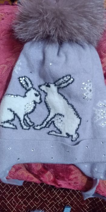 Демісезонні шапочки для дівчинки з великими натуральними помпонами