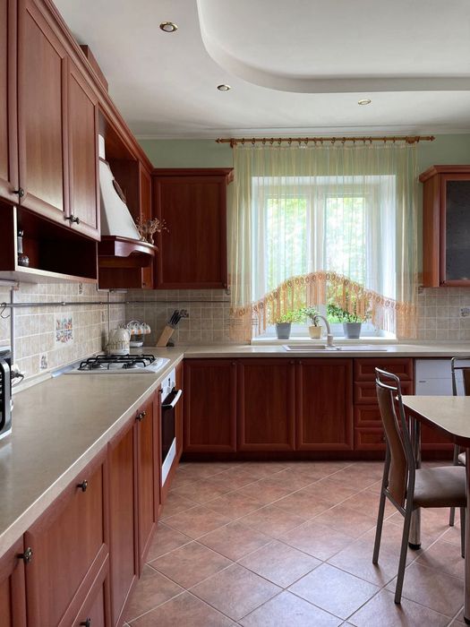 Будинок 2 входи з функціональним цоколем, Басейн та гостевою будівлею