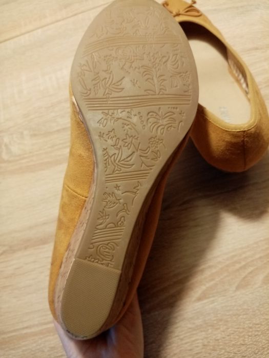Zamszowe buty na koturnie