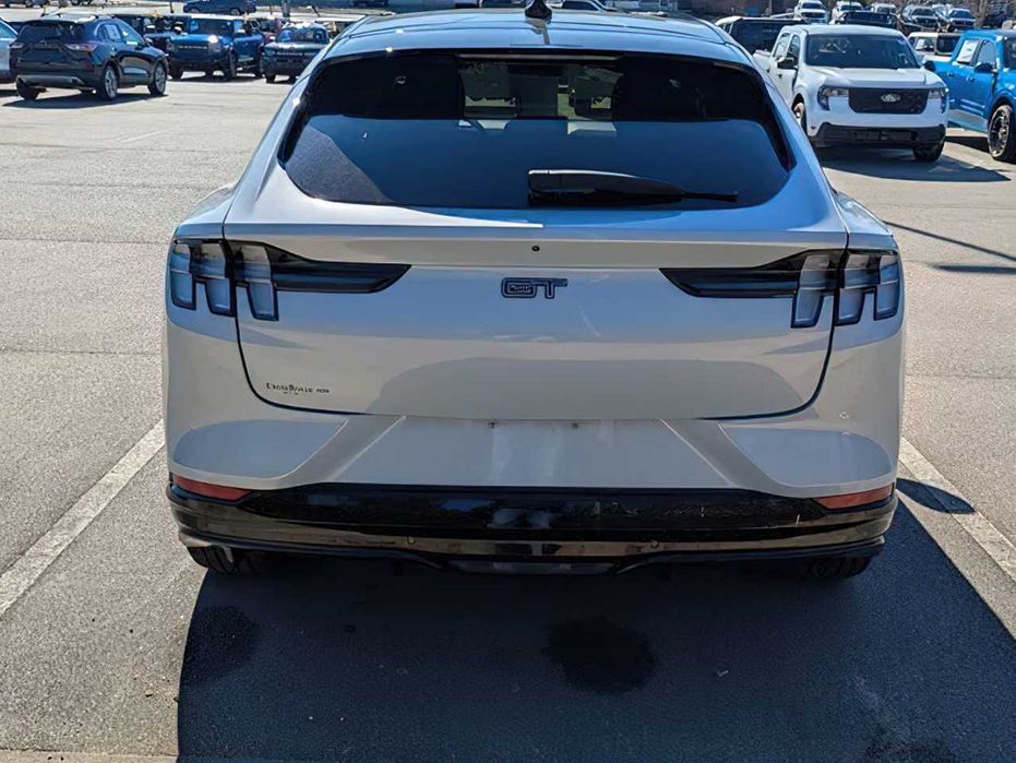 Ford Mustang Mach-E GT      2023