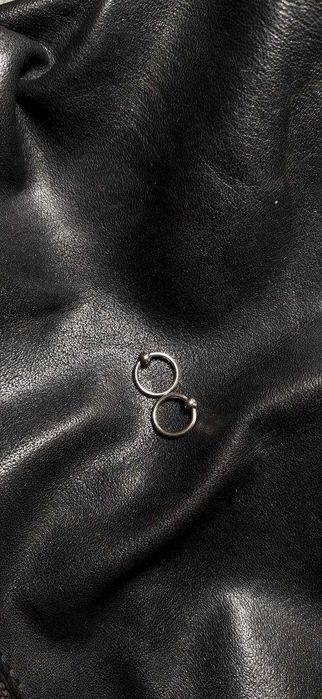 Piercings nas sobrancelhas, orelhas, mamilos e orelhas.