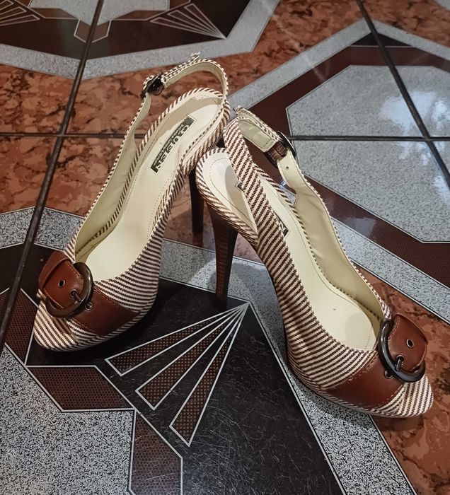 Босоніжки на підборах Queen