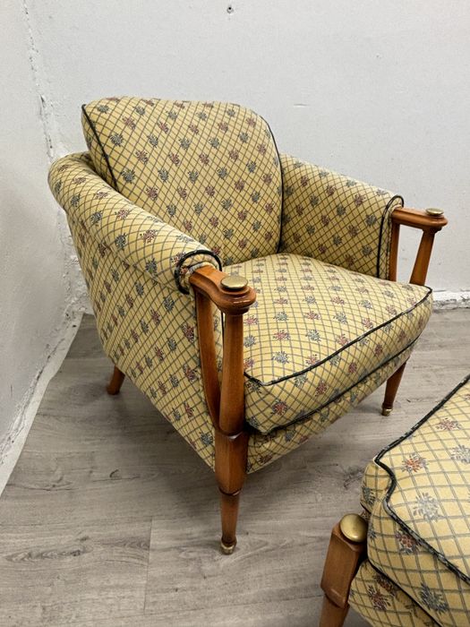 Klasyczny stylowy fotel z dużym podnózkiem vintage