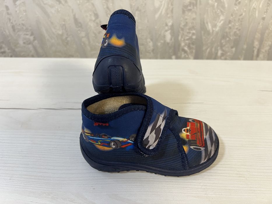 Тапочки для хлопчика з машинкою