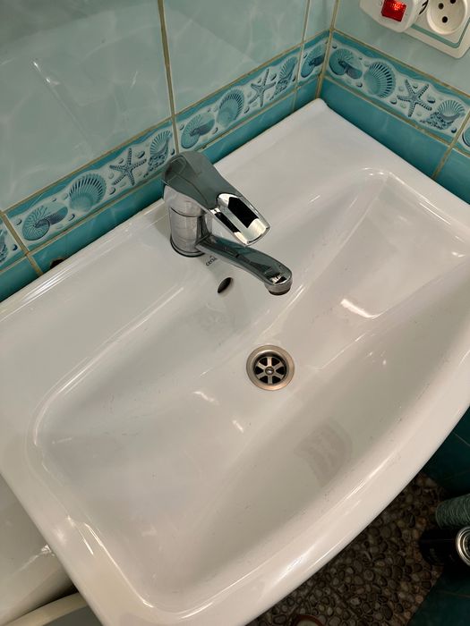 Раковина з тумбочкою у ванну