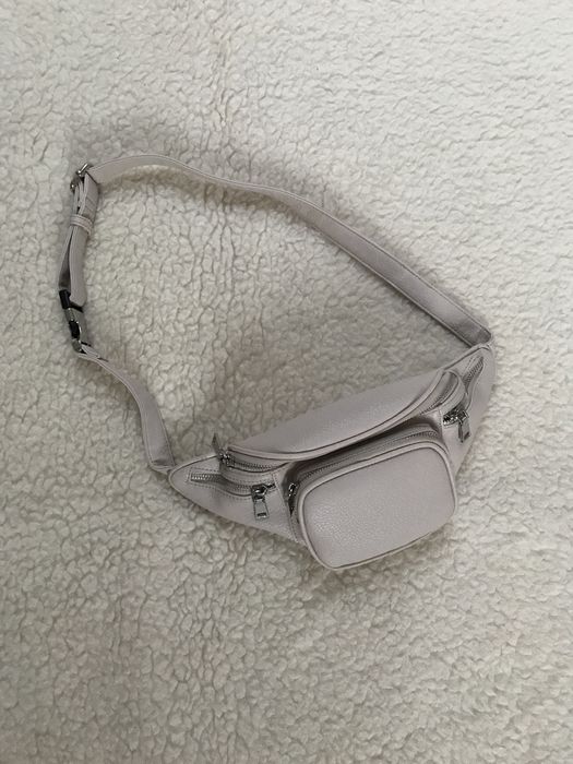 Mała beżowa skórzana nerka, torebka na ramię pudrowy róż Reserved