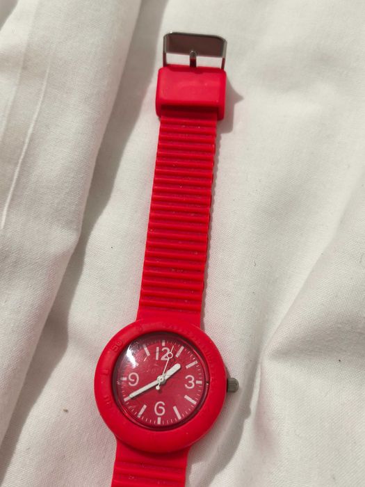 Relógio avon
Pulseira borracha vermelha