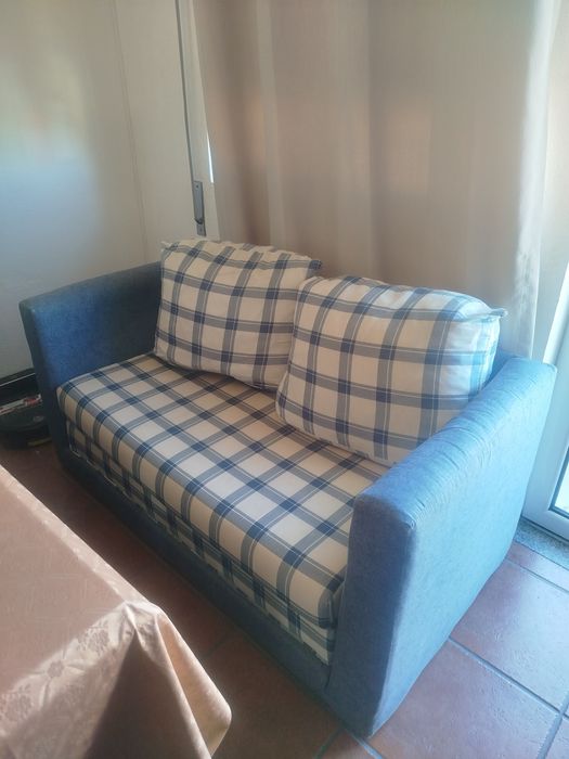 Sofá cama azul e branco