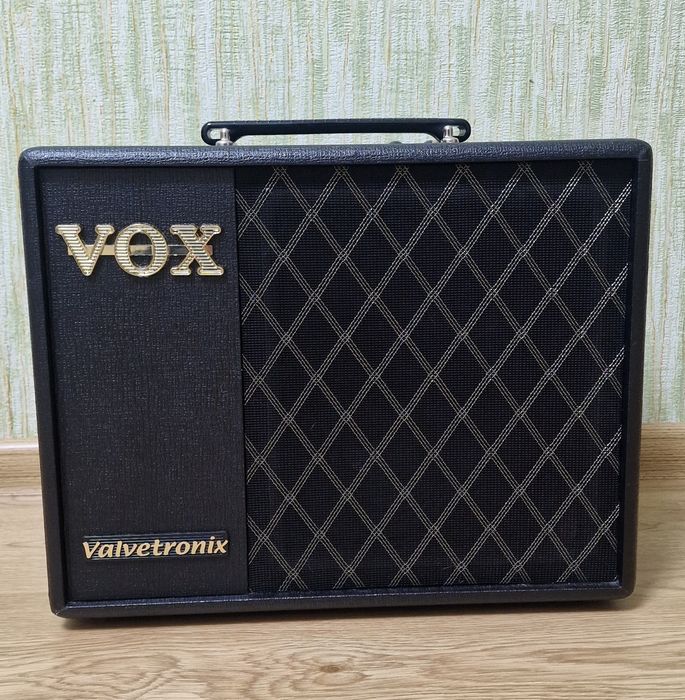 Продам  гітарний комбопідсилювач VOX VT20X.