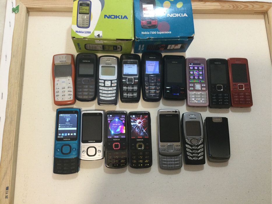 Кнопочные телефоны  разной комплектации.