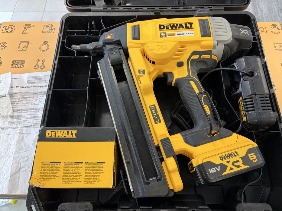 Gwoździarka akumulatorowa DEWALT DCN890N 18V+ bateria 5Ah. + ładowarka