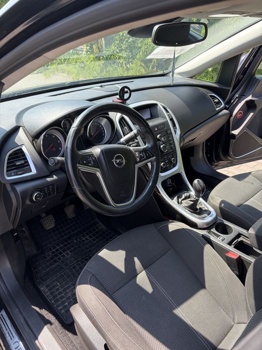 Opel Astra J 2011 Rok