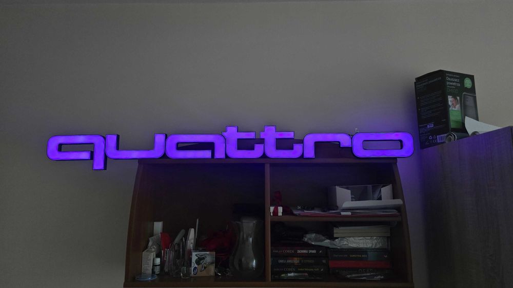 Sprzedam świecący napis „quattro”