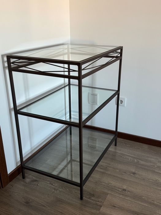 Estante em ferro e vidro