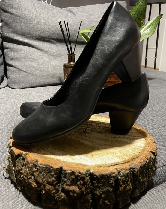 Sapato de pele com salto baixo - preto - Tam 38 - GRACELAND