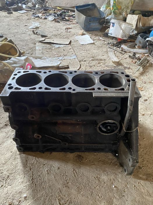 Блок циліндрів з поршнями опель вектра А 1.6