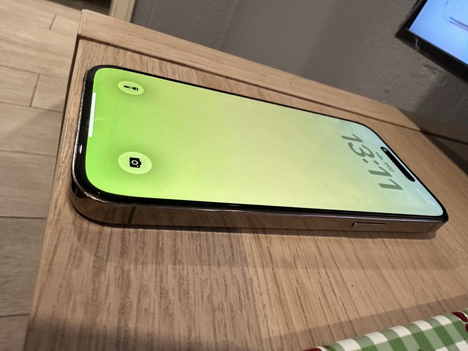 Iphone 14 pro max dourado