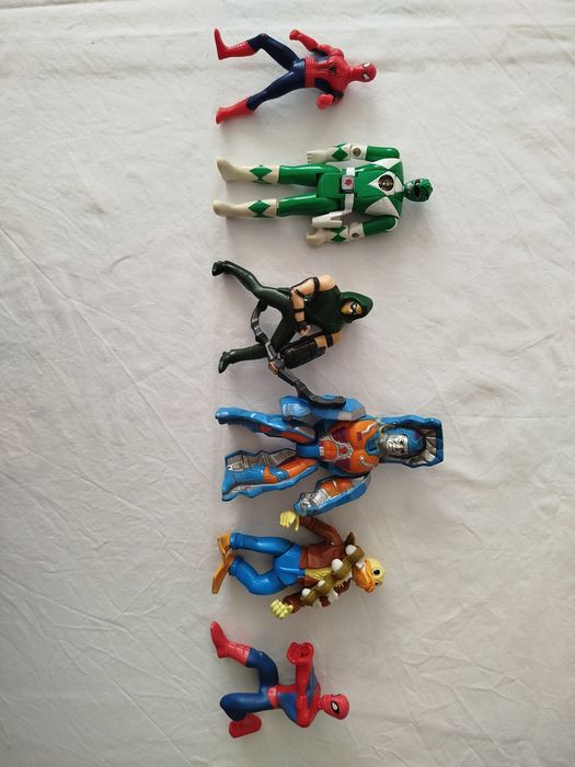 Conjuntos de brinquedos e outras peças