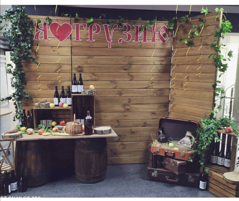 Деревянный декор - ширма, фонари, бочки стол