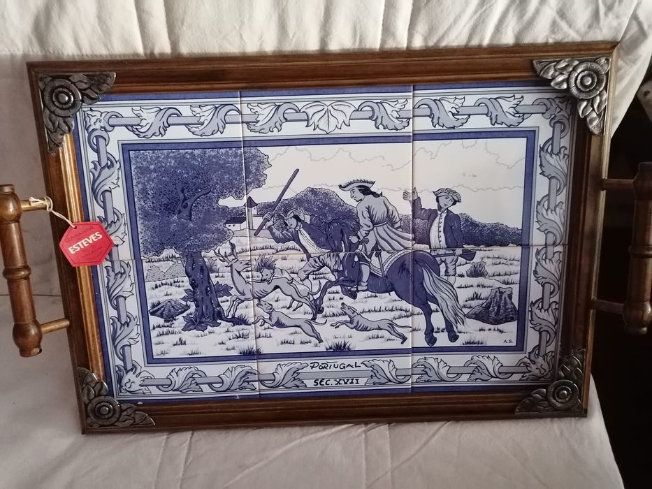 Bandeja com pintura em cerâmica sec XVII