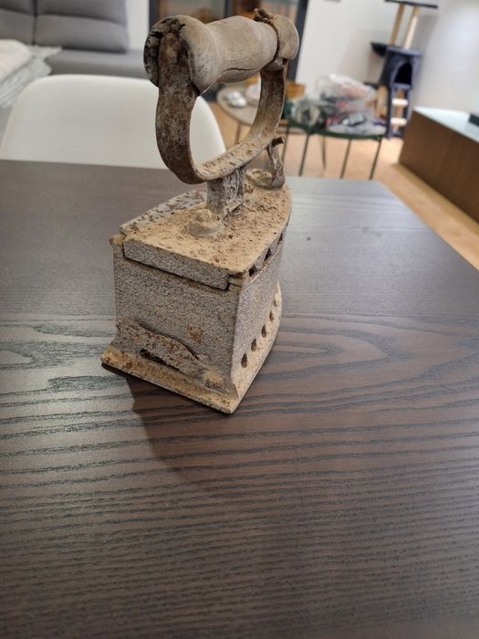 Ferro de engomar antigo a carvão