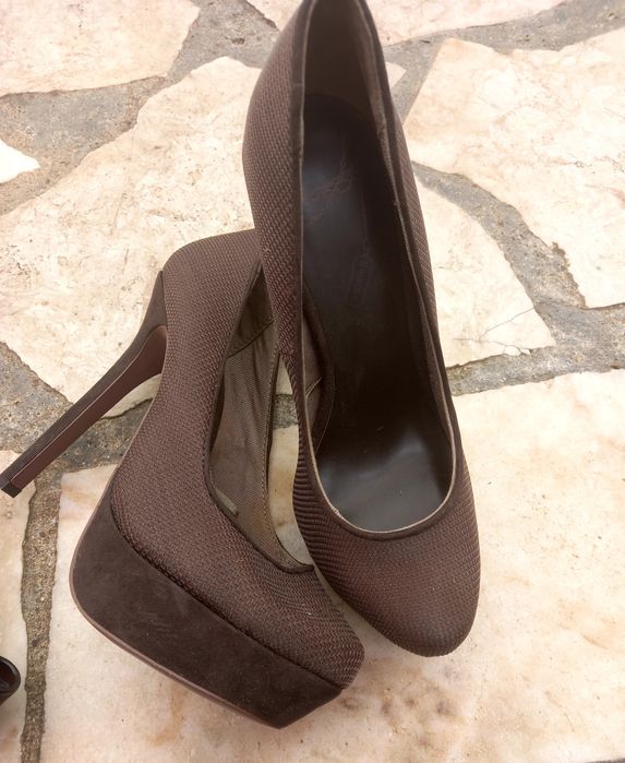 Vendo sapatos de salto alto de senhora n. 35.