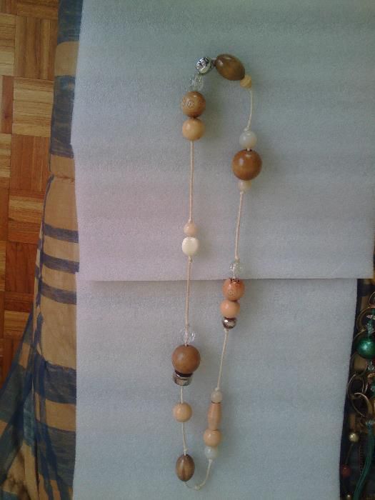 vendo varias colares para senhora(unidade)(8 unidades)(ver fotos)