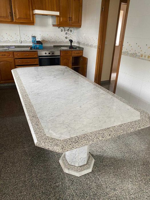 Mesa de mármore e granito