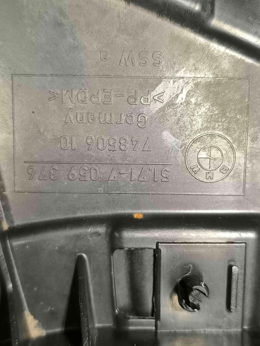 Resguardo da cave de roda frente direito BMW 1 7059376 (OEM)