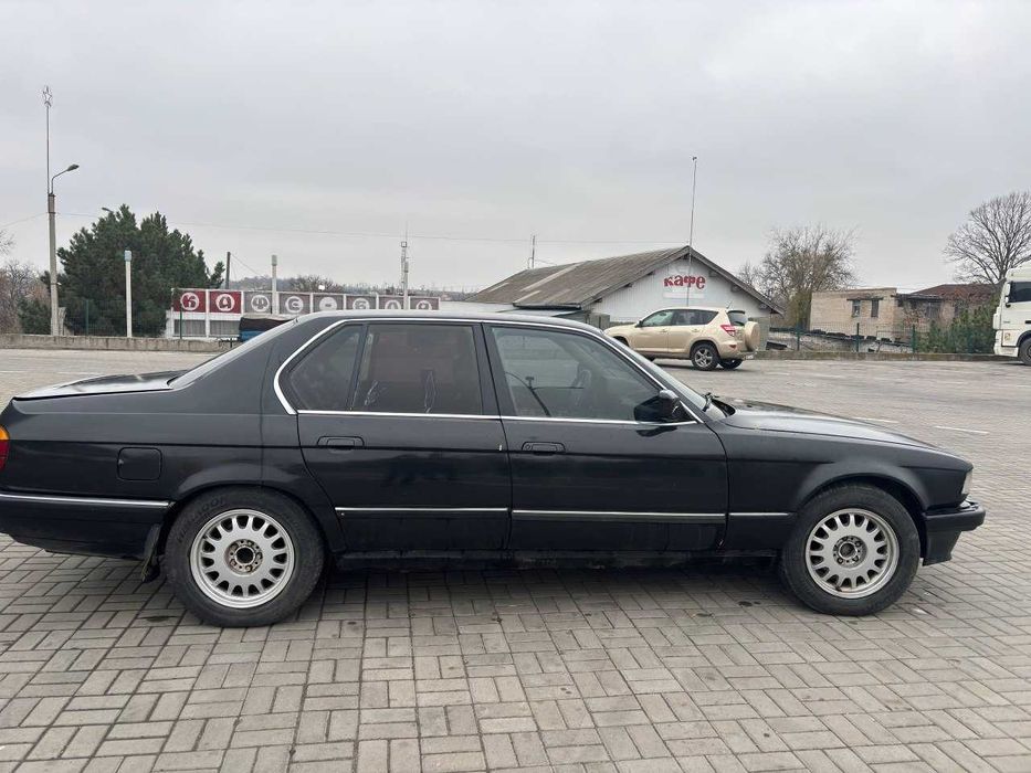 Продам БМВ е32 легенда