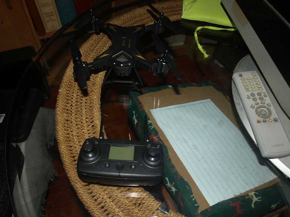 vendo drone completamente novo só voou duas vezes dentro da embalagem.