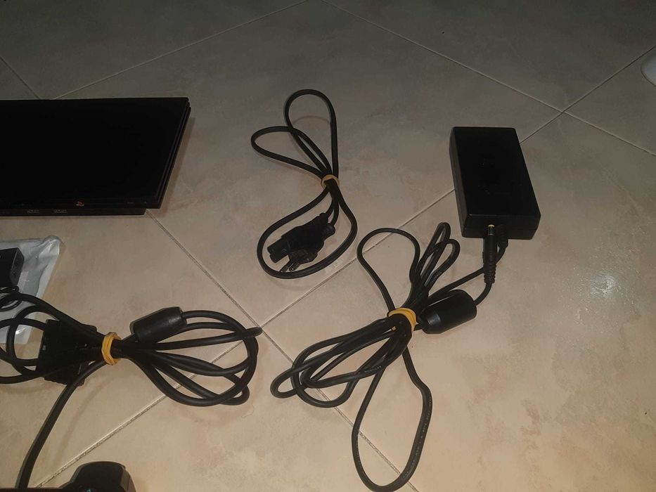 PS2 com 1 comando e 1 jogo GTA